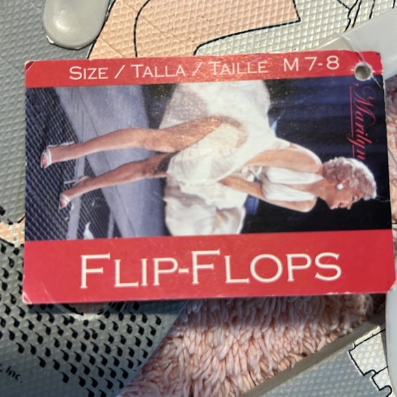 Marilyn Monroe Flip Flops NWT Size M (7-8) - Picture 3 of 4